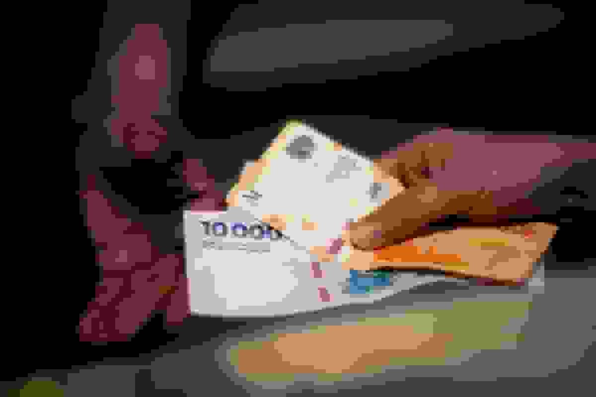 آرژانتینی‌ها پزو را رها می‌کنند و معتقدند کمک‌های آمریکا محکوم به شکست است