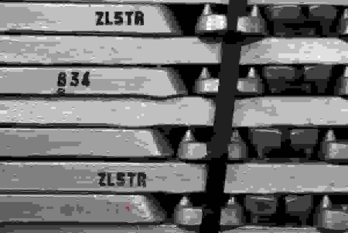 روی با شدیدترین فشار عرضه در دهه‌های اخیر مواجه شد؛ ذخایر بورس فلزات لندن در حال اتمام است