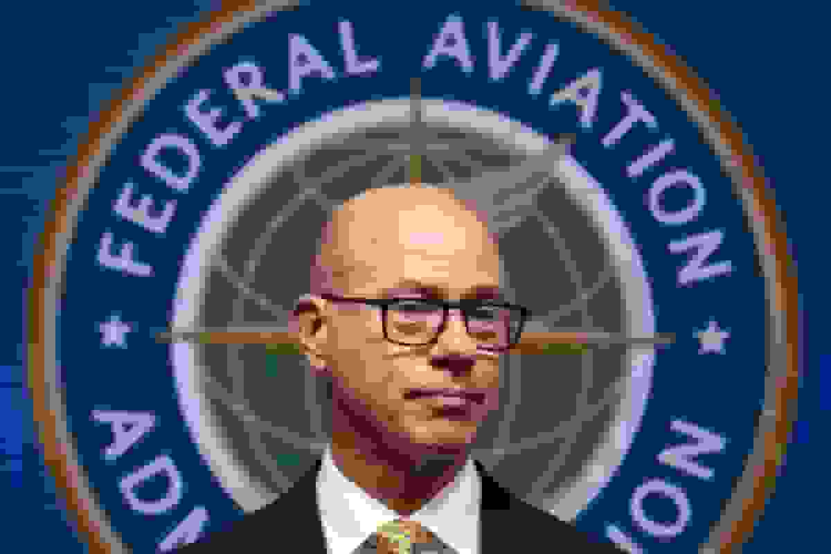 رئیس FAA ظاهراً هنوز سهام شرکت هواپیمایی را نگه داشته است