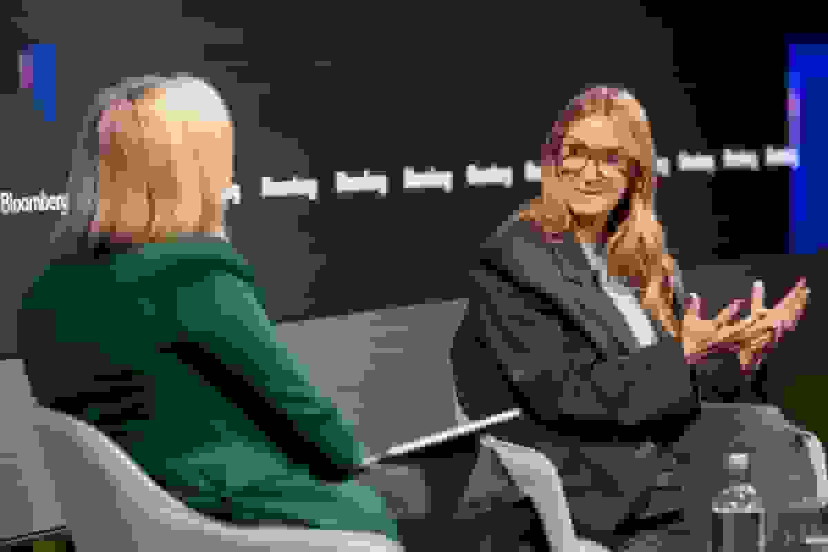 طراح کیف لوکس آنیا هیندمارچ توصیه‌های صریحی برای رهبری ارائه می‌دهد