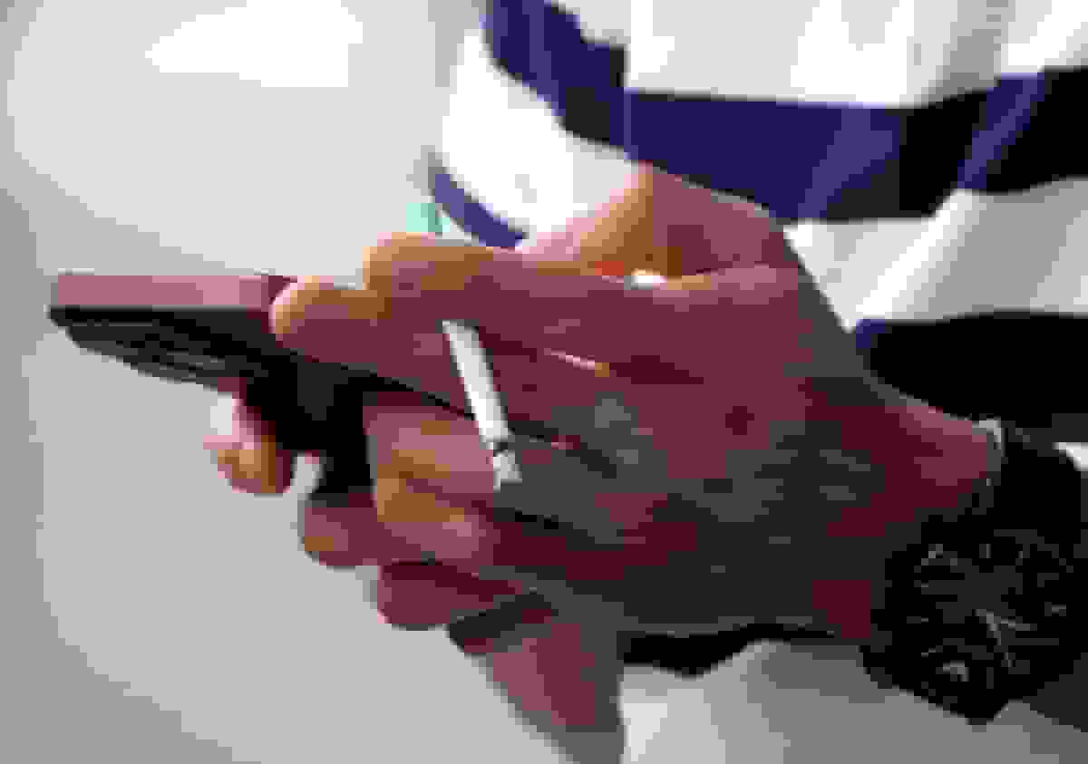 اسکرول کردن اخبار منفی یک معضل است. مانند سیگار باید مالیات داشته باشد.