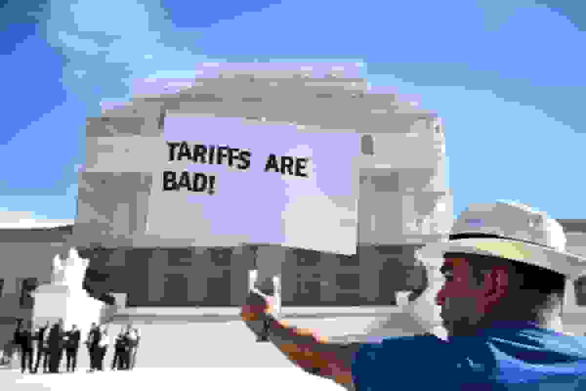 طرح دونالد ترامپ برای پرداخت چک‌های ۲۰۰۰ دلاری به عنوان تسکین درد تعرفه‌ها