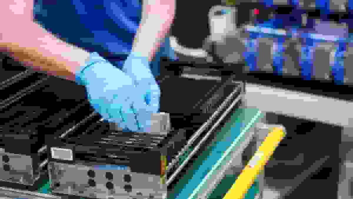 کاهش مداوم قیمت باتری‌ها همچون ساعت کار می‌کند