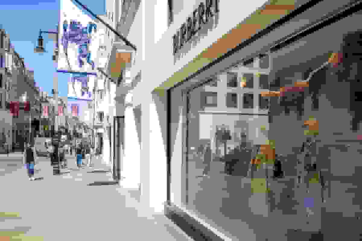 فرسنیلو و بربری در بهترین سال بورس بریتانیا از سال ۲۰۰۹ می‌درخشند