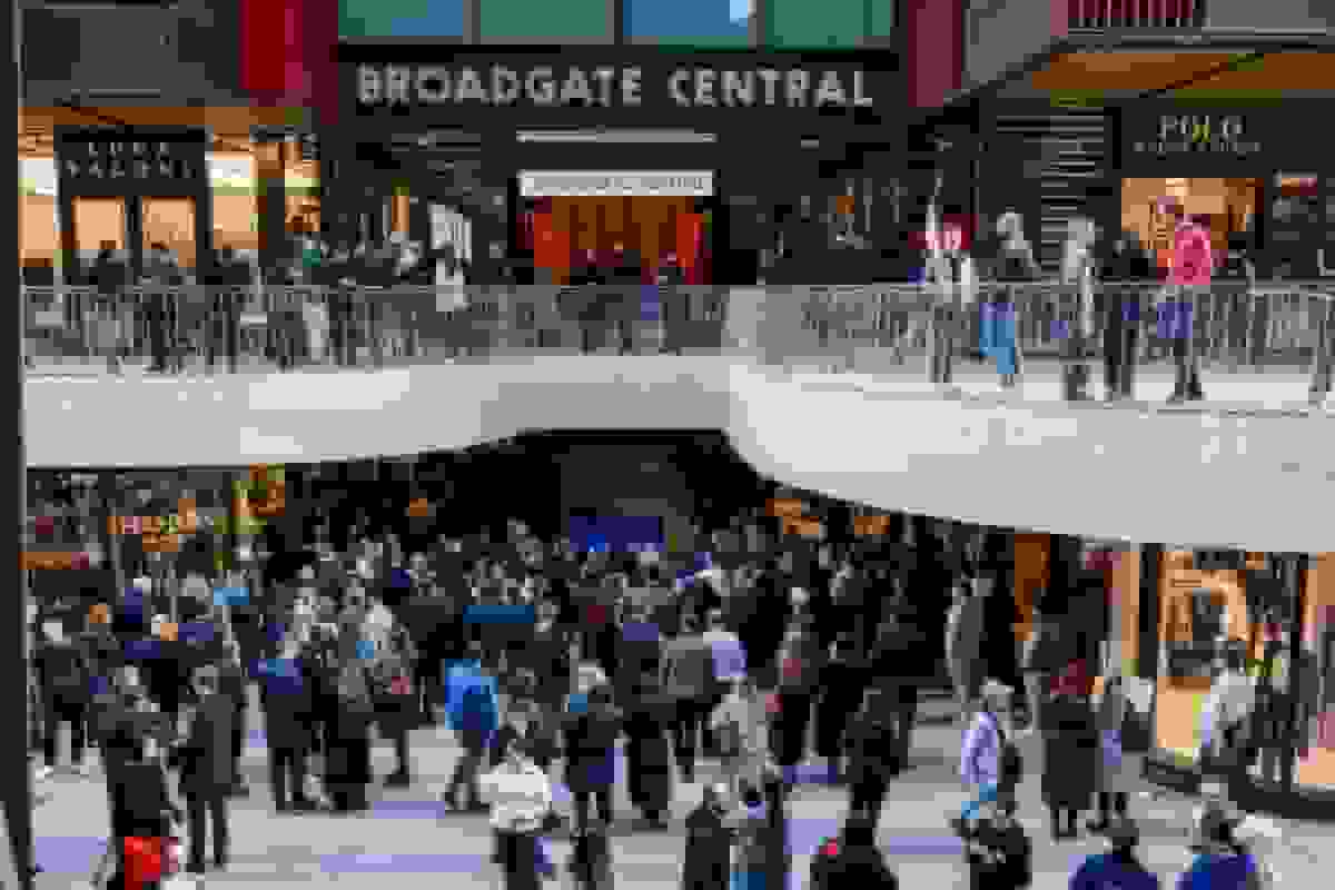 آماده‌سازی بریتانیایی‌ها برای کریسمس «آخرین هورا» پس از بودجه