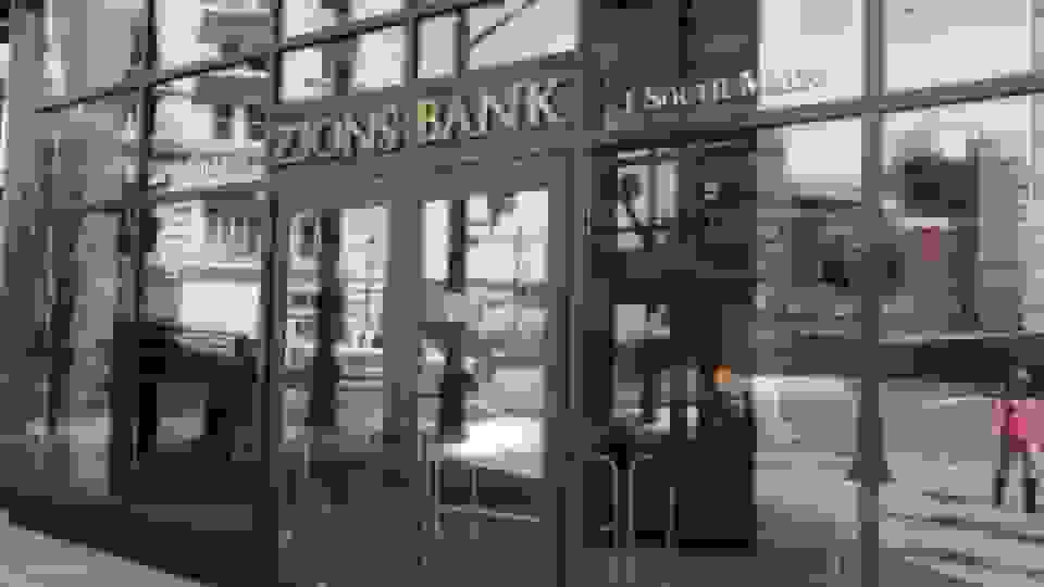 افشای وام‌های بد توسط بانک‌های زایونز و وسترن الاینس در آمریکا