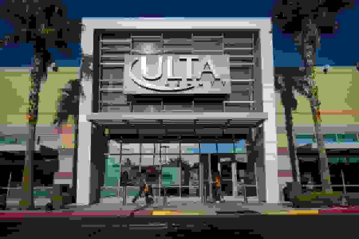 اولتا چشم‌انداز مالی سالانه خود را افزایش داد زیرا تقاضای لوازم آرایشی قوی باقی مانده است