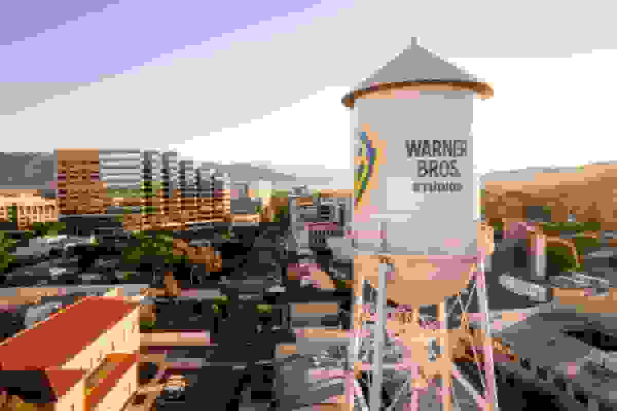 مقایسه پیشنهادهای پارامونت و نتفلیکس برای خرید وارنر برادرز