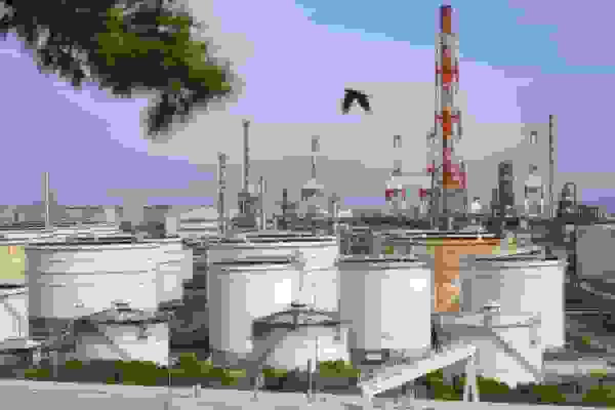 آژانس بین‌المللی انرژی پیش‌بینی مازاد رکورد نفت را برای نخستین بار از ماه می کاهش داد