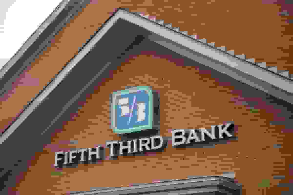 افزایش سرمایه‌گذاری فیفث ثرد در شعب بانکی همراه با خرید کومریکا