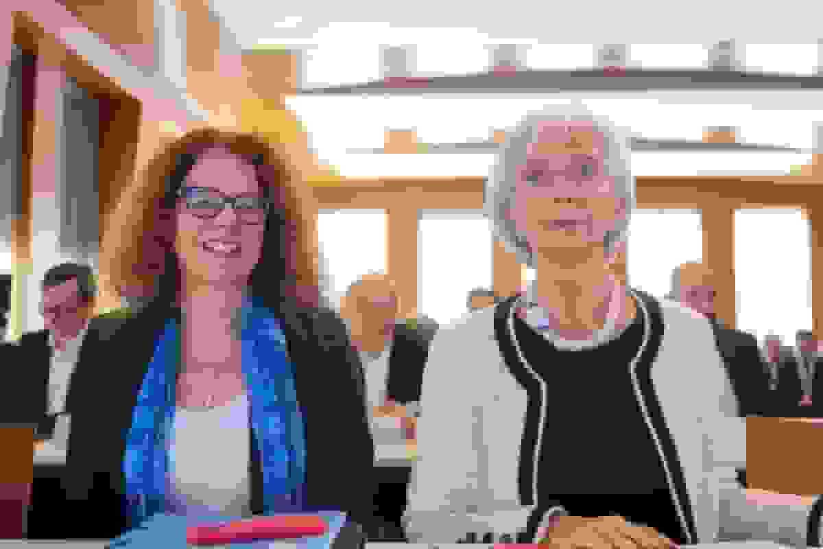 لاگارد خواهان بررسی قوانین هیئت اجرایی بانک مرکزی اروپا در حالی که اشنابل به سمت او چشم دوخته است