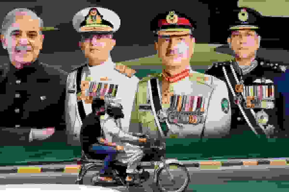 ارتش پاکستان به آرامی قدرت را به دست می‌گیرد