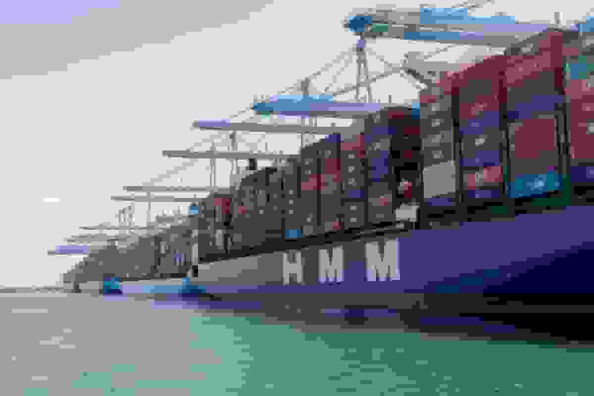 اقتصاد جهانی در وضعیت نیمه‌پر: عملکرد بهتر از انتظارات پس از تعرفه‌ها