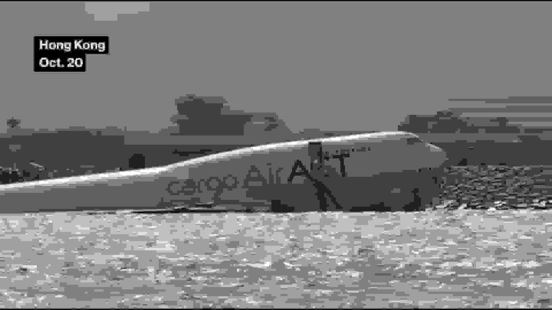 جت باری امارات در هنگام فرود در هنگ کنگ به دریا سر خورد