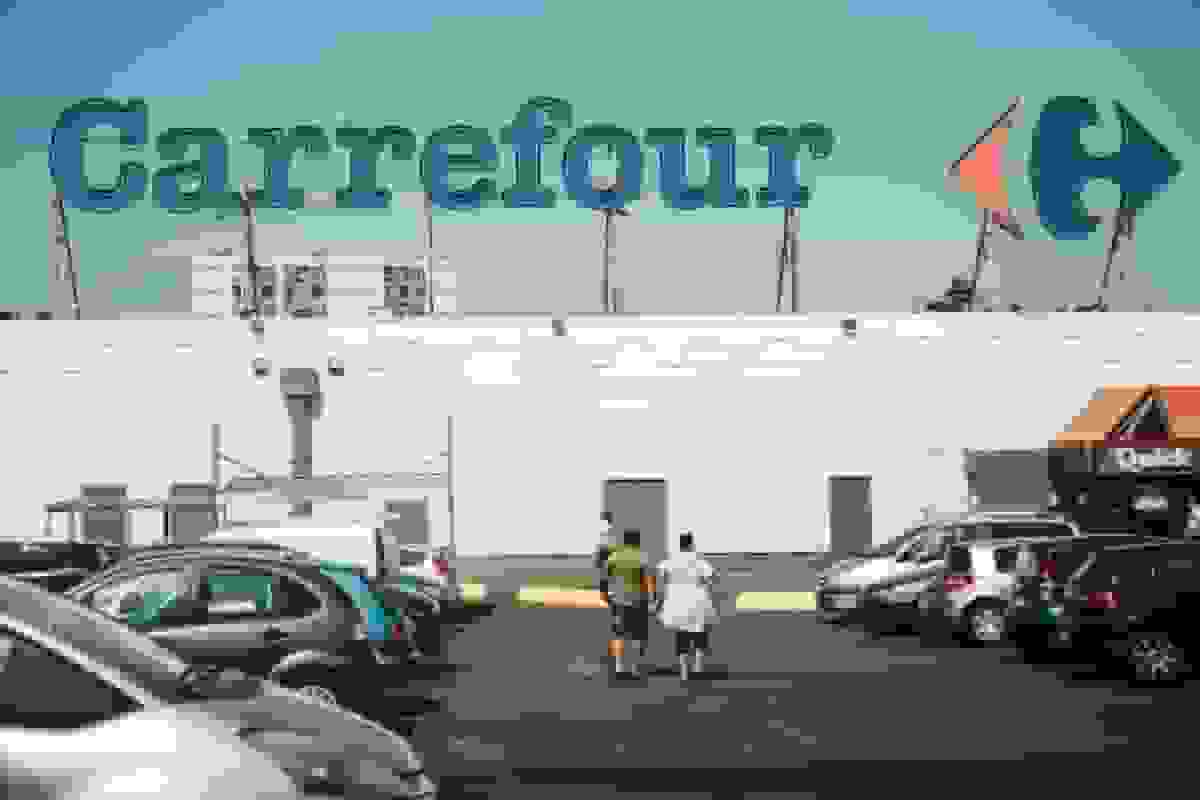 خانواده ثروتمند صاعده سهام کارفور را خریداری می‌کند