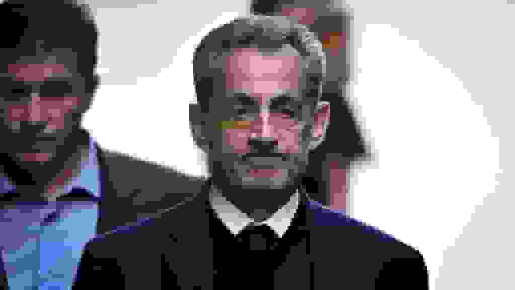 سارکوزی برای آغاز محکومیت زندان به سوی زندان سانت پاریس حرکت میکند