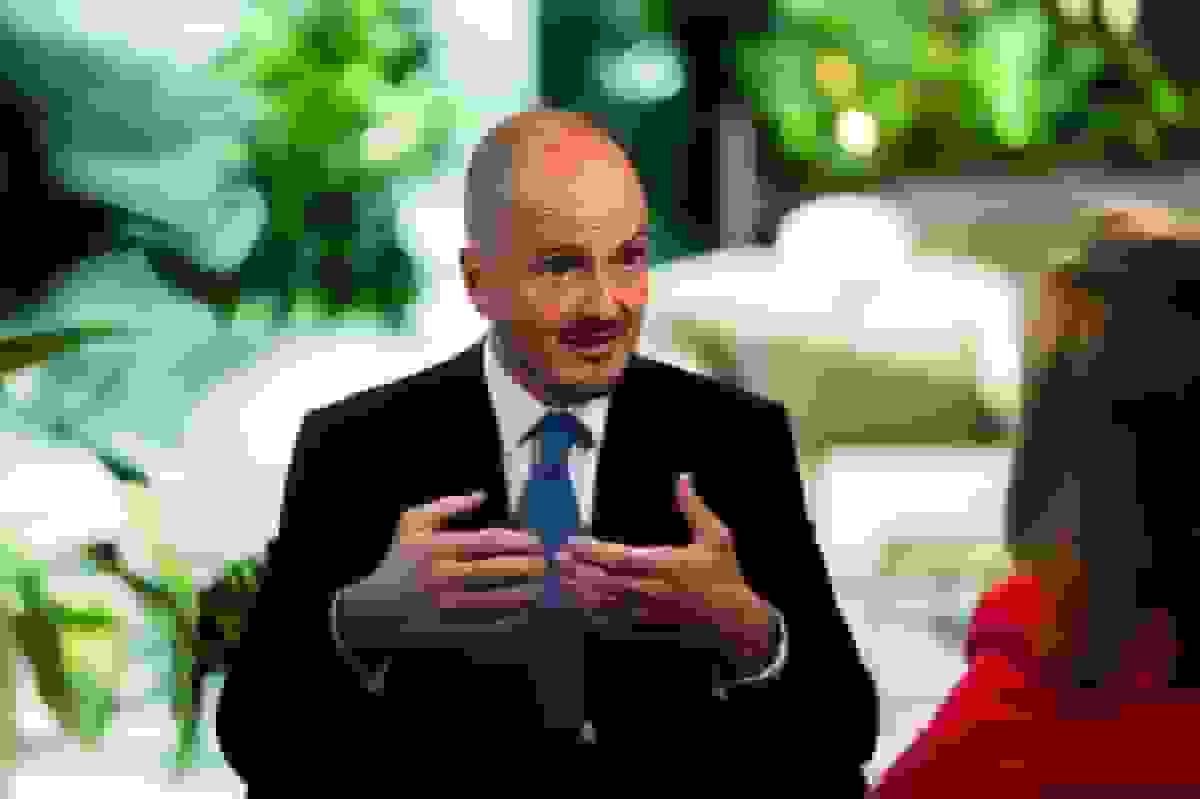 استاندارد چارتر نزدیک به ۱۰۰ اپلیکیشن نرم‌افزاری را حذف کرد با استفاده از هوش مصنوعی