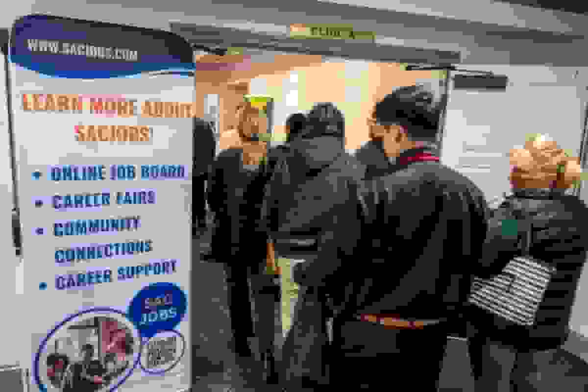 ترامپ اقتصاد را تبلیغ می‌کند در حالی که نشانه‌هایی از کندی بازار کار مشاهده می‌شود