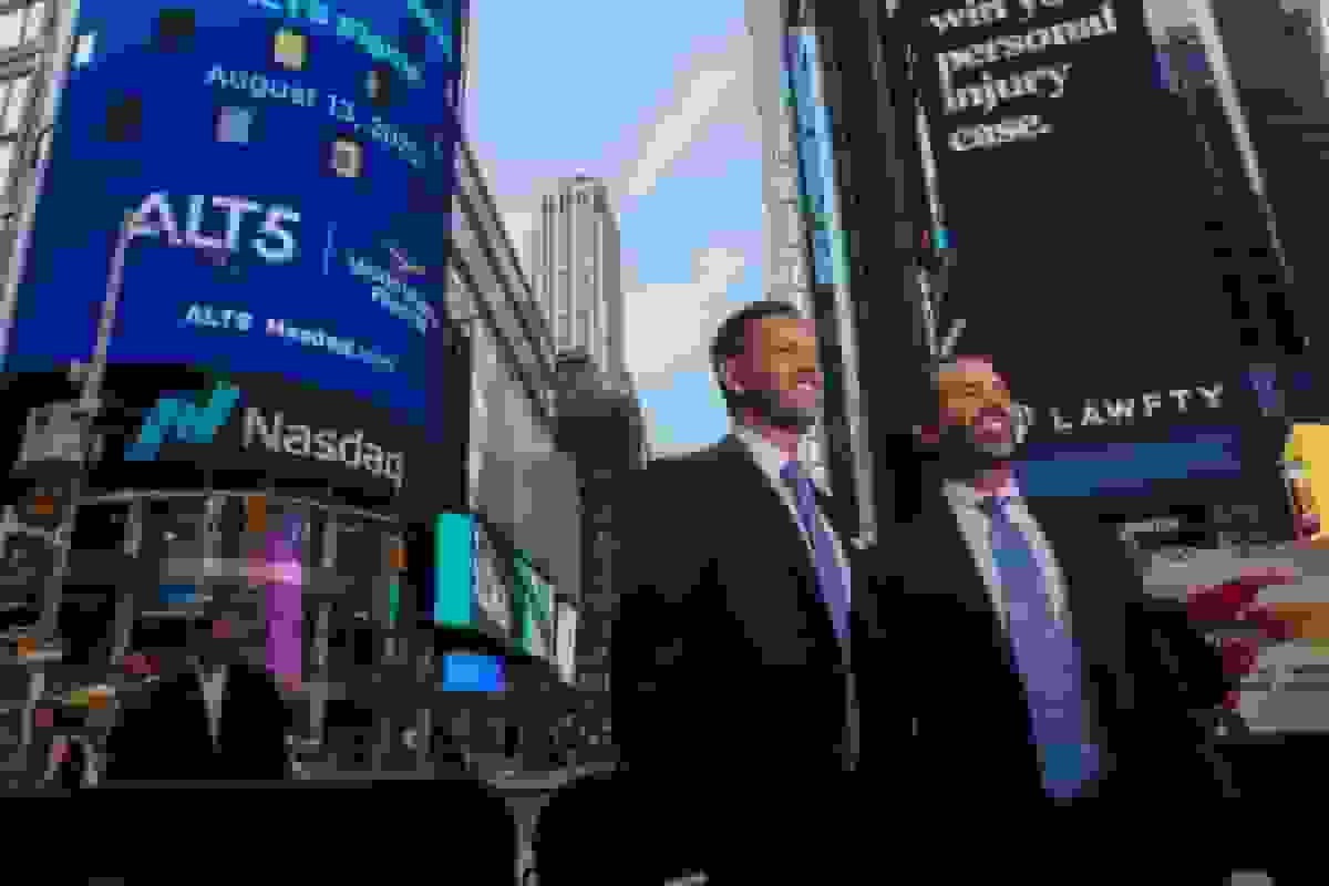 شرکت رمزارز مرتبط با ترامپ مدیرعامل خود را در میان بحران‌های حقوقی حذف کرد