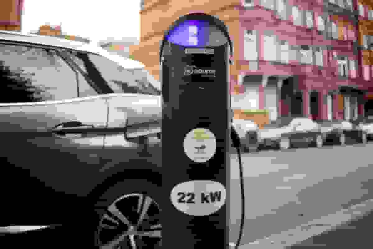 انگلستان یارانه‌های خودروهای الکتریکی را برای مقابله با افزایش مالیات تمدید می‌کند