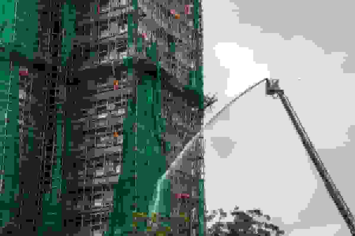 آتش‌سوزی مرگبار هنگ‌کنگ به دلیل استفاده از تورهای فرعی غیراستاندارد تشدید شد