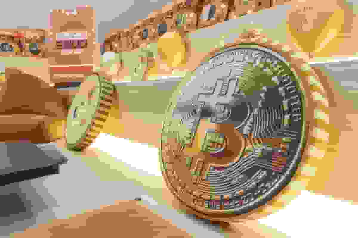 بیت‌کوین پس از نوسانات شدید به زیر ۷۰ هزار دلار سقوط کرد