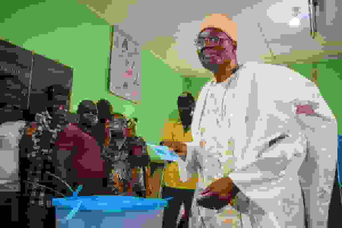 رهبر مخالفان کامرون پس از شکست انتخاباتی به گامبیا گریخت