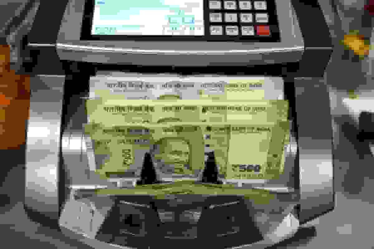 روپیه هند به دلیل تأخیر در توافق تجاری با آمریکا به پایین‌ترین سطح تاریخی سقوط کرد