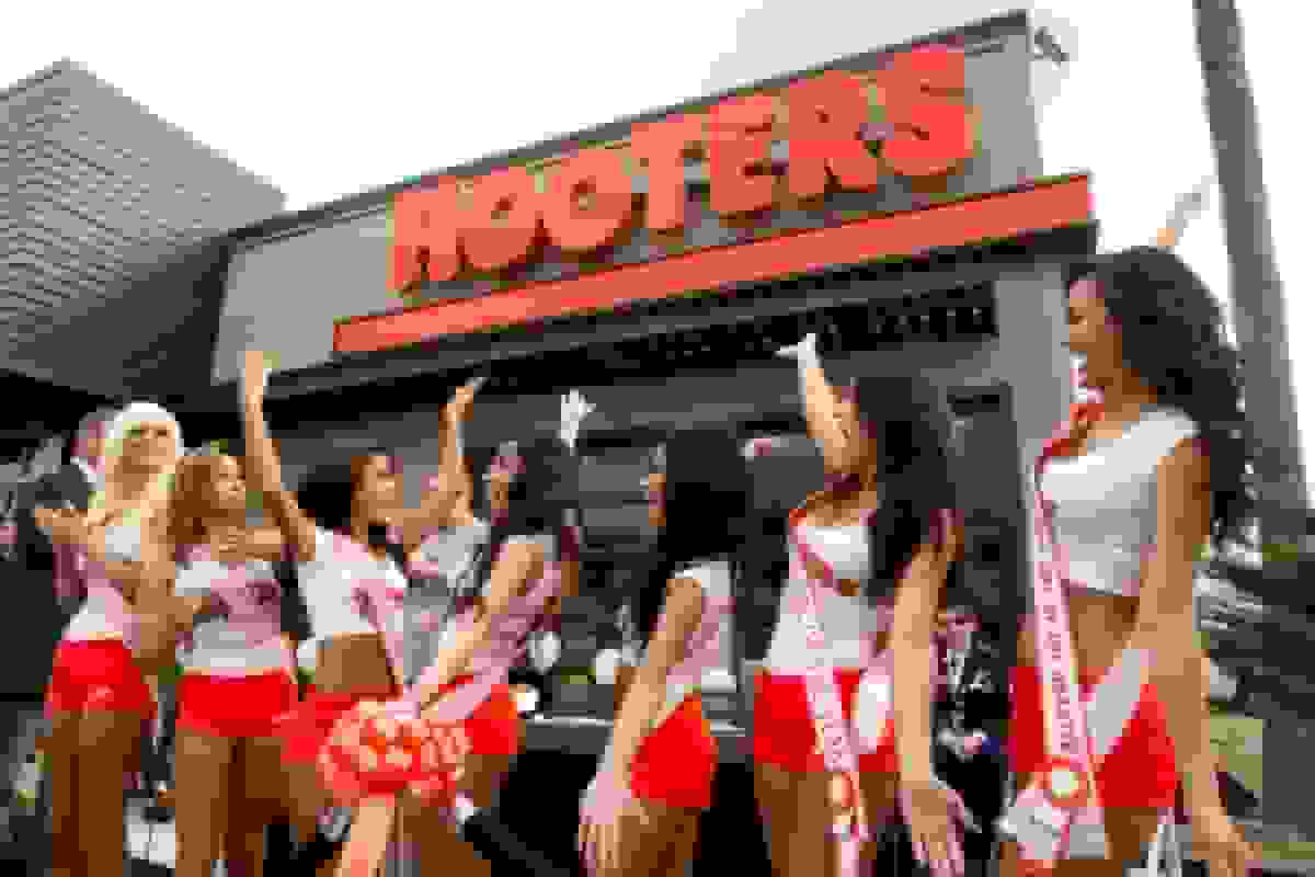 بنیان‌گذاران هاوترز برنامه «بازهاوترزسازی» را با یونیفرم‌های اصلی آغاز کردند