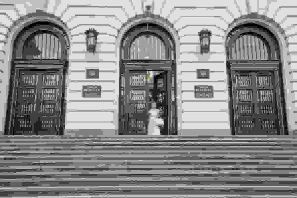 رومانی نرخ بهره را در پایان سال پرتلاطم سیاست و بازارها ثابت نگه داشت