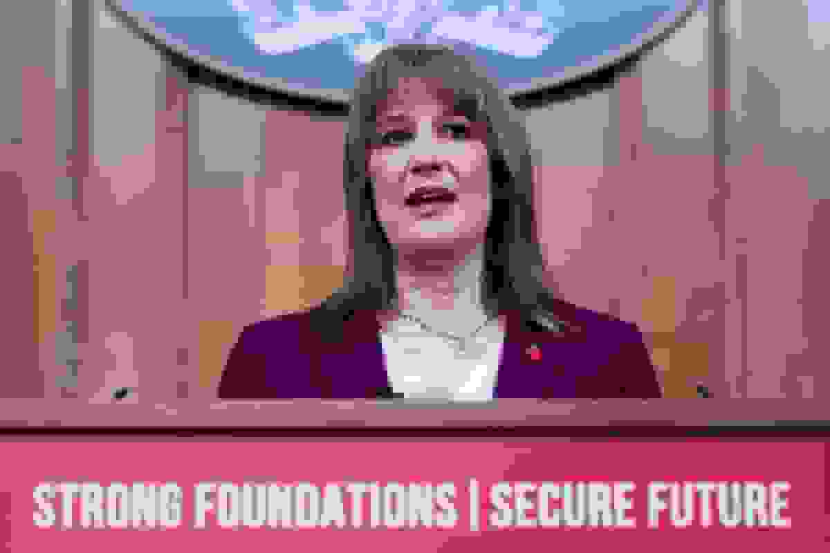 ریوز زمینه را برای افزایش مالیات در بریتانیا فراهم کرد و وعده کاهش هزینه‌های بدهی داد