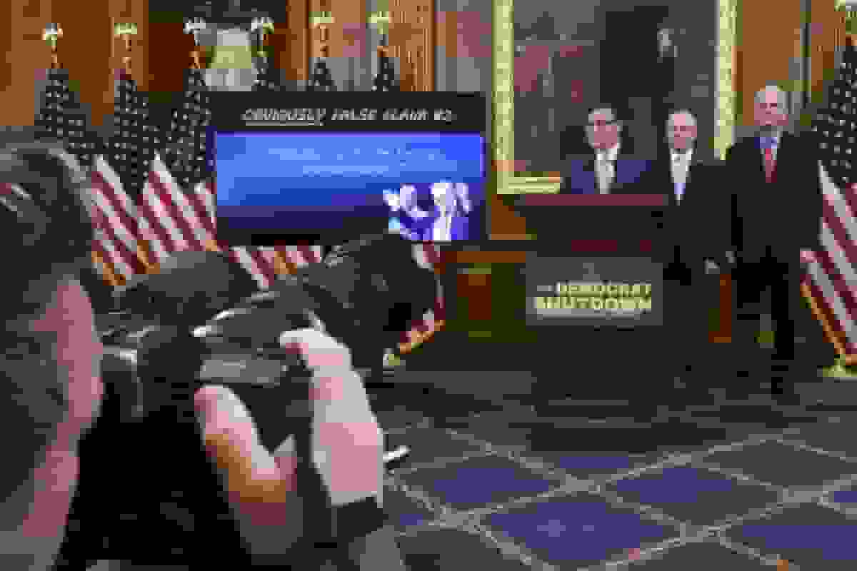 قطع خدمات یا ادامه کار، آمریکا همچنان در آشفتگی به سر می برد