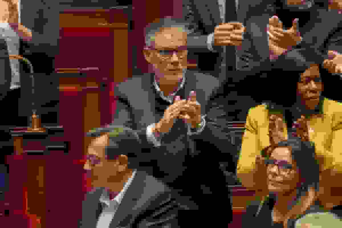 سوسیالیست‌های فرانسه به دنبال سازش در آستانه رویارویی بودجه‌ای