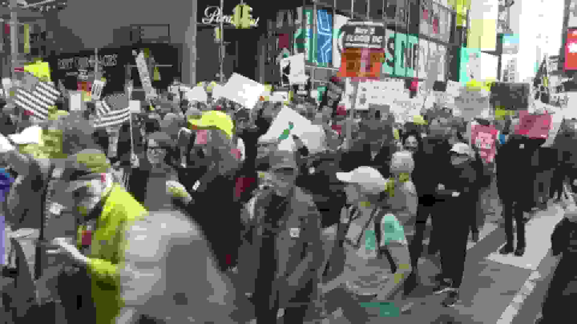 معترضان در رویداد 'بدون پادشاه' در نیویورک علیه ترامپ تجمع کردند