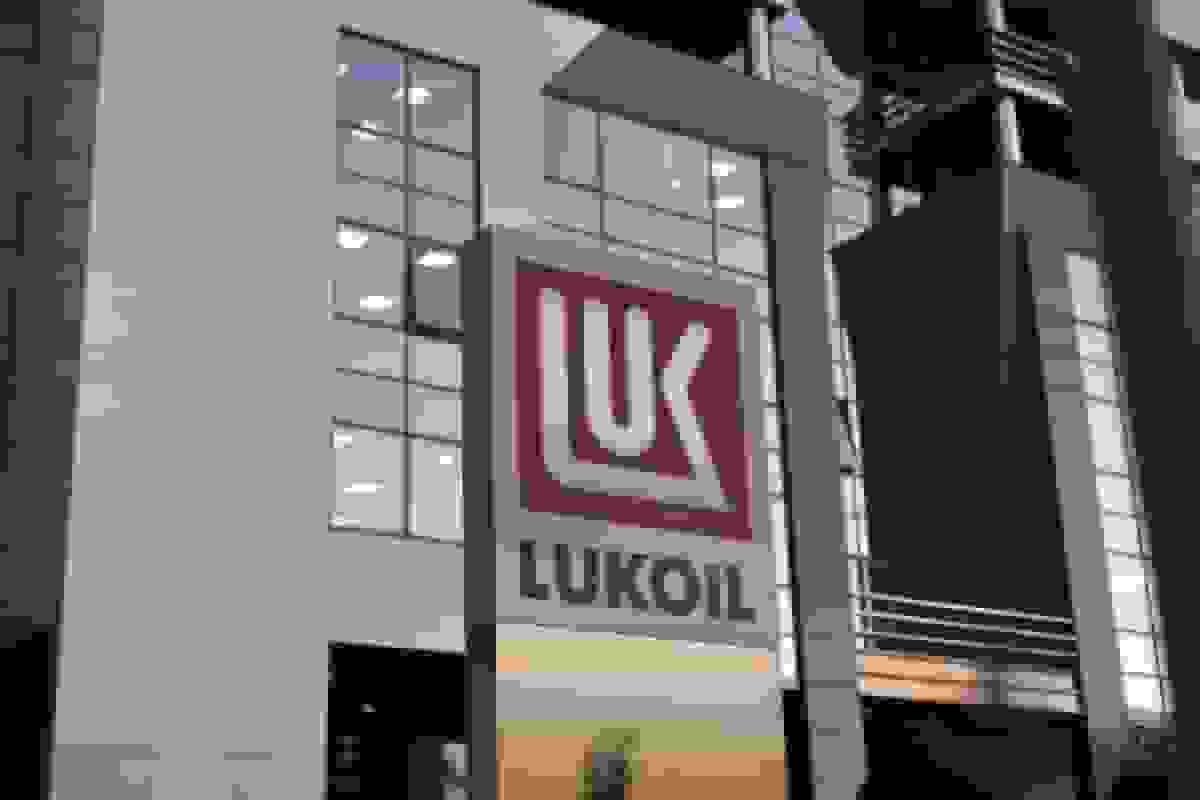 لوک اویل برای جلوگیری از مشکلات عرضه با خریداران دارایی‌های جهانی مذاکره می‌کند