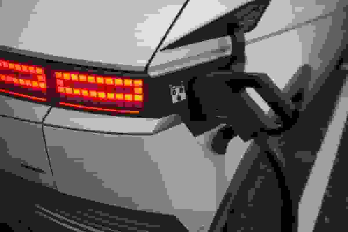 مالیات‌گذاری روی خودروهای الکتریکی: آزمایش خطرناک بریتانیا