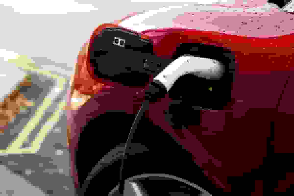 انگلستان در برابر سیاست کاهشی اتحادیه اروپا برای خودروهای احتراقی ایستاده است