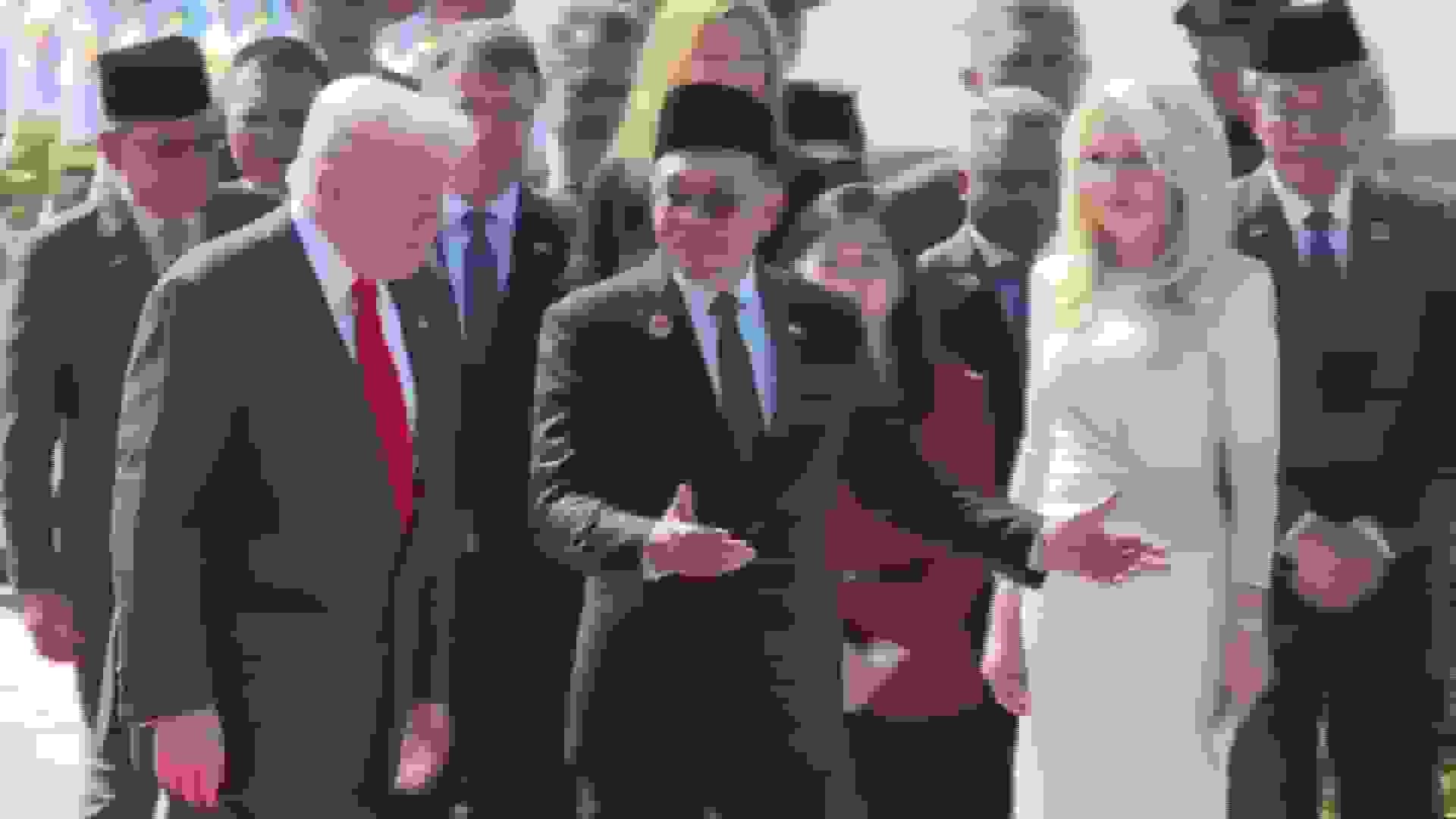 ترامپ هنگام ورود به مالزی مقامات را مورد استقبال قرار داد و رقصید