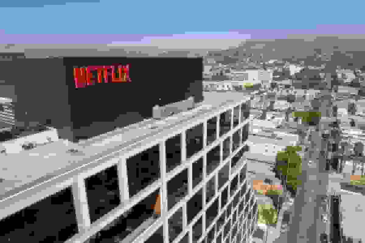 چگونه نتفلیکس در خرید وارنر برادرز از پارامونت و کامکست پیشی گرفت