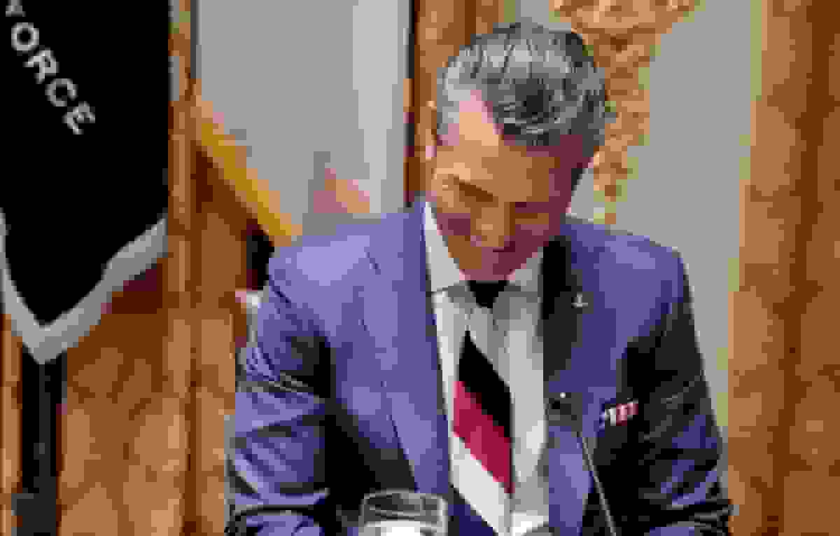 وزیر دفاع آمریکا کراواتی به رنگ پرچم روسیه در دیدار ترامپ و زلنسکی بر تن کرد