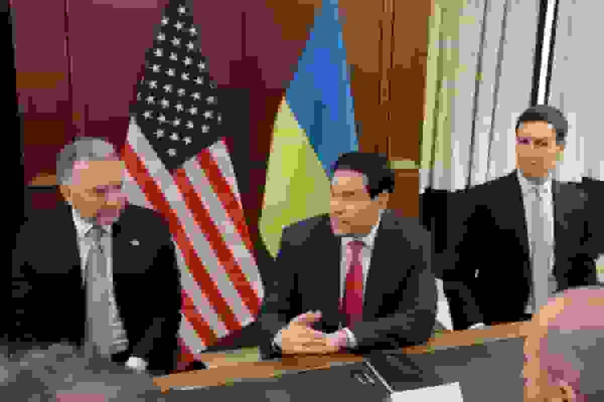 مرور مطبوعات: کی‌یف ممکن است گفت‌وگو را بازنگری کند در حالی که ترامپ بسته شدن آسمان ونزوئلا را اعلام می‌کند