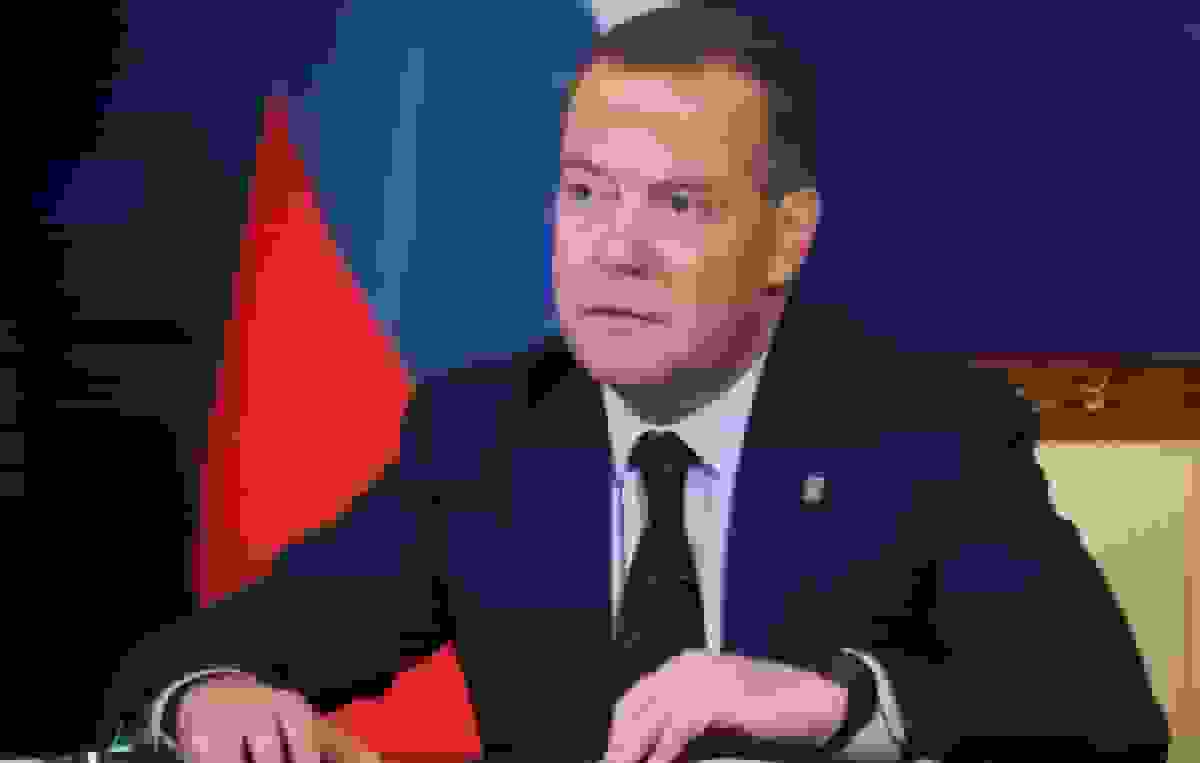 مدودف: زلنسکی با پیشنهاد همه‌پرسی قلمرویی بهانه‌ای برای کند کردن مذاکرات می‌سازد