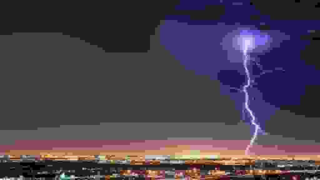 لحظه اصابت صاعقه به زمین در ایلام