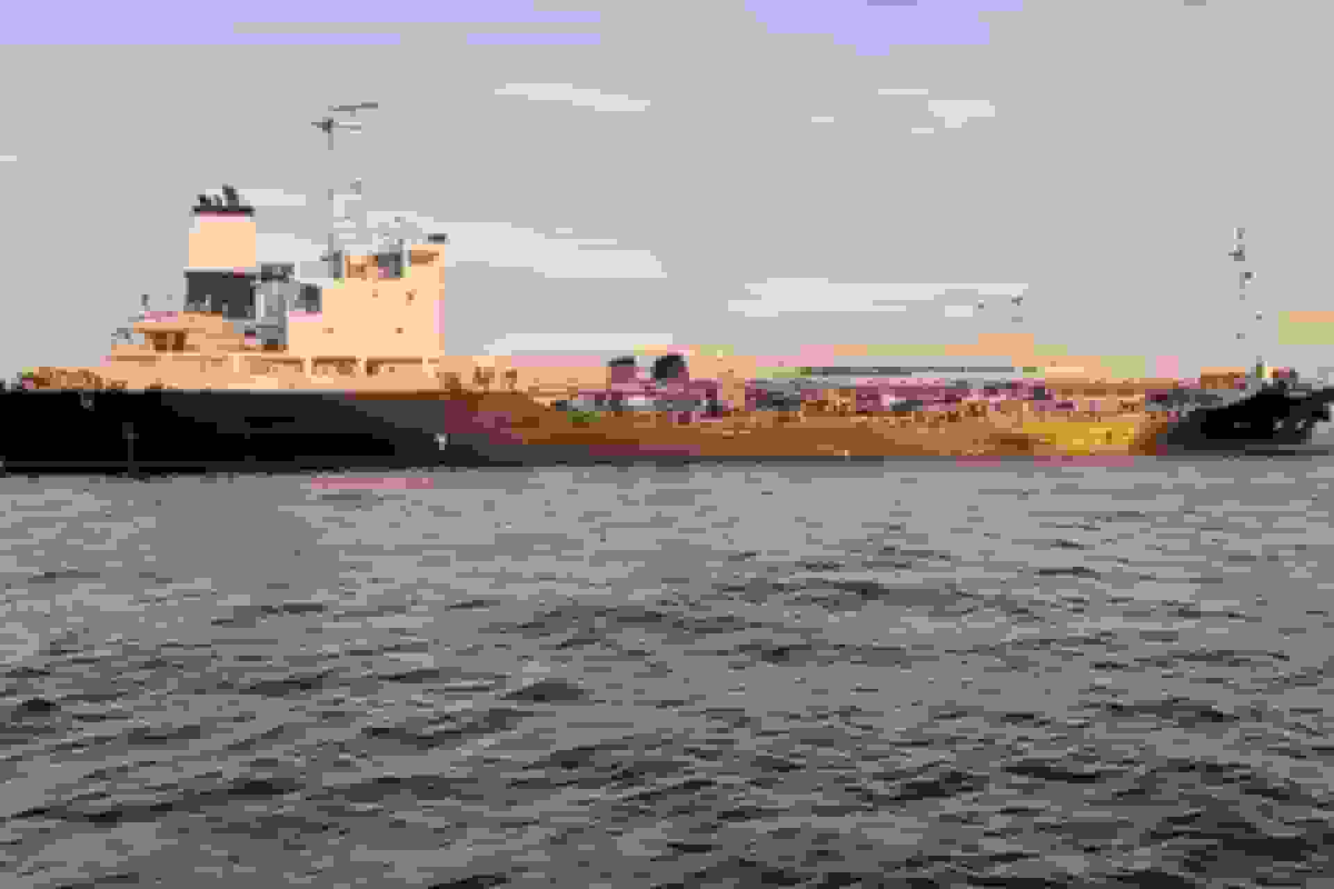 توقیف دو شناور قاچاق سوخت و کشف بیش از یک میلیون لیتر سوخت قاچاق توسط سپاه