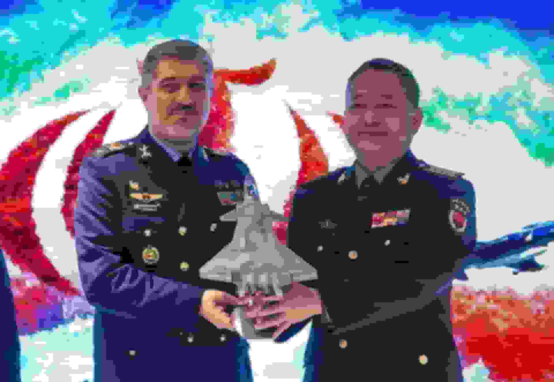 اهدای ماکت جنگنده J-۲۰ چینی به فرمانده نیروی هوایی ارتش ایران