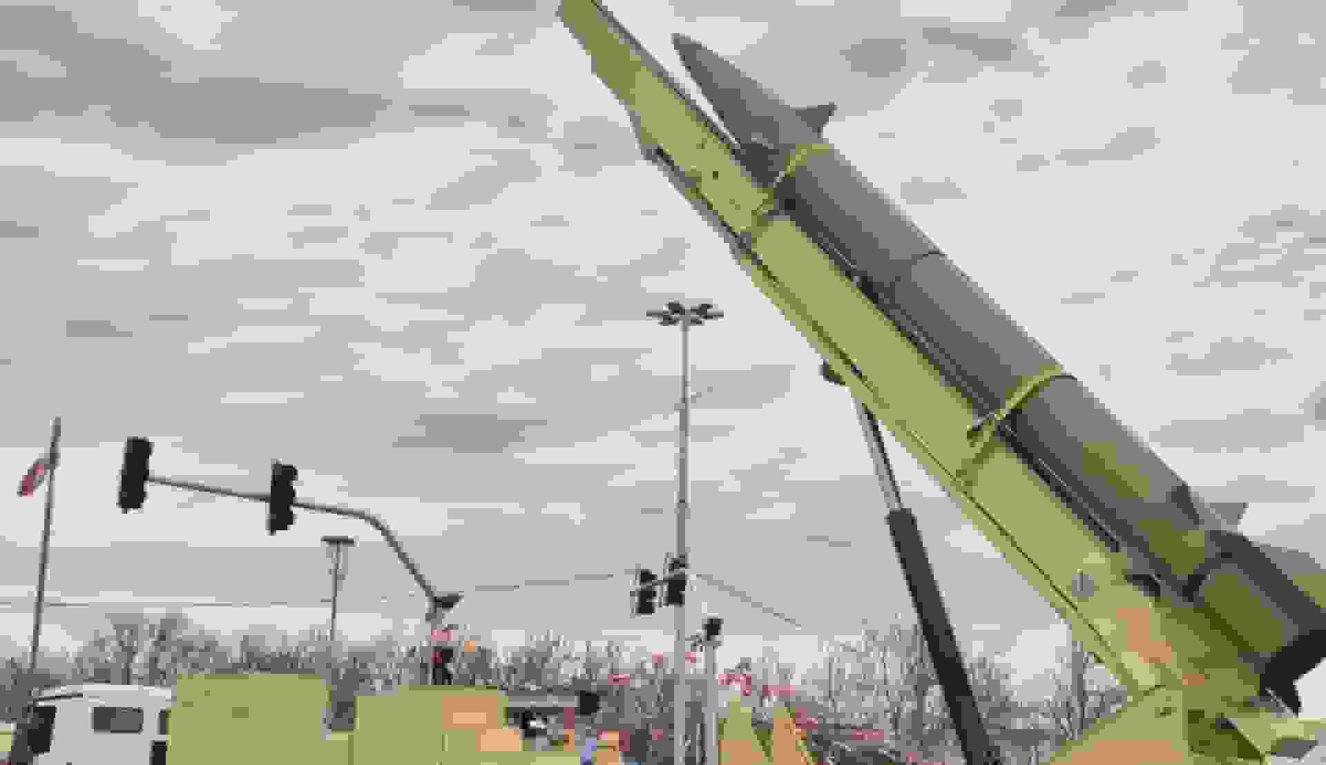 نمایش موشک های دوربرد ایران در میدان آزادی همزمان با راهپیمایی ۲۲ بهمن