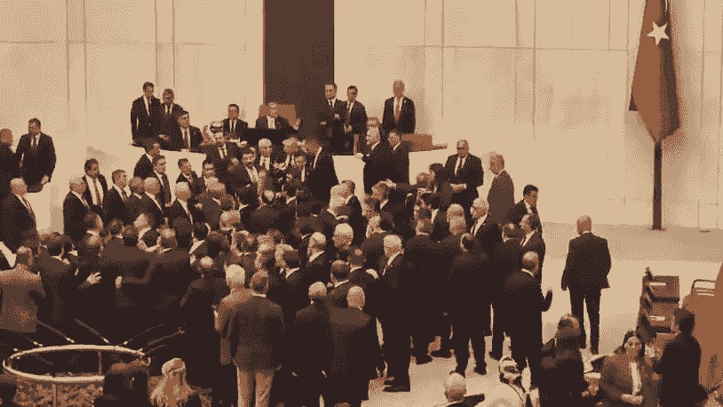 درگیری فیزیکی نمایندگان پارلمان ترکیه در جریان سوگند وزیر دادگستری جدید