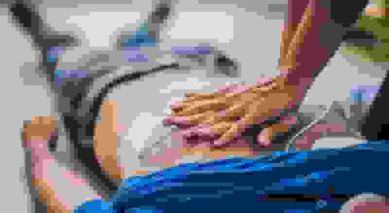 تأکید رئیس اورژانس بر لزوم فراگیری کمک‌های اولیه: ۷۰ درصد ایست‌های قلبی خارج از بیمارستان رخ می‌دهد