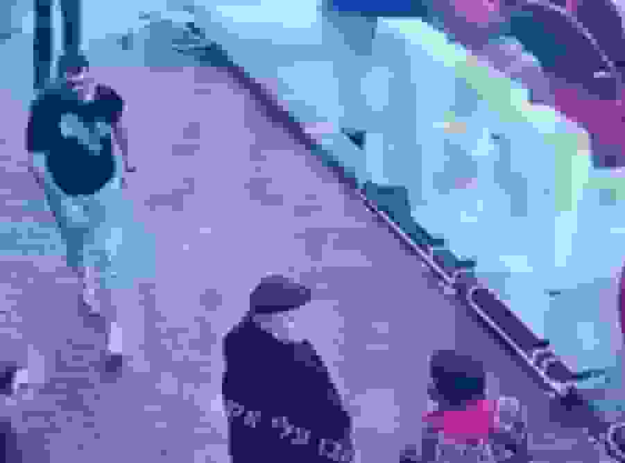 فرار جوان اوکراینی از دست نیروهای اعزام کننده به جبهه