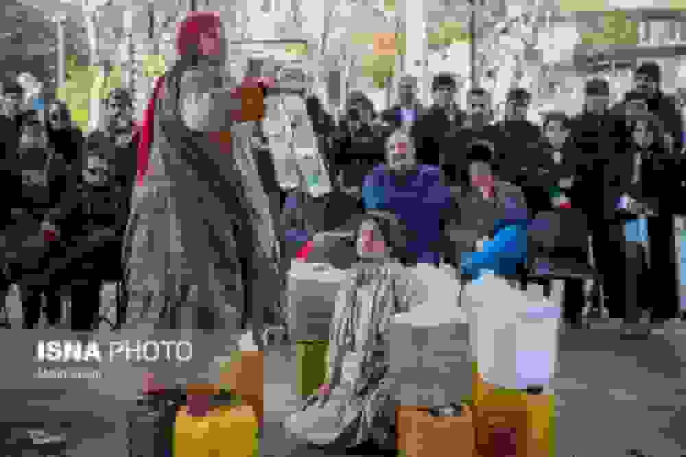 سومین روز جشنواره تئاتر فجر با اجرای نمایش‌های خیابانی